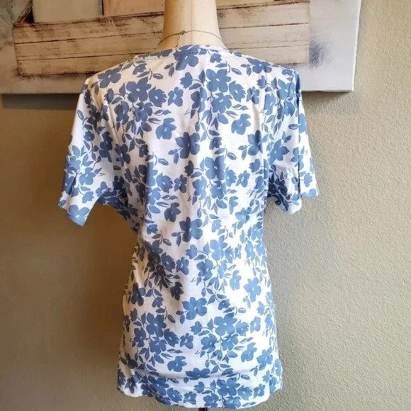 CROFT & BARROW | Essential V-Neck T-Shirt in White & Blue Floral sz 1X - Picture 3 of 8